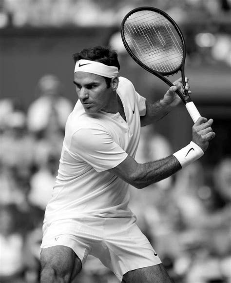 joueur de tennis en noir et blanc